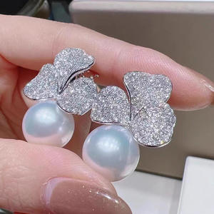 E3365 Pendientes de botón con forma de flor en oro blanco con perla y microincrustaciones para uso diario de mujer, estilo clásico - Product Image 3