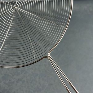 مصفاة سلكية بقاع من الفولاذ المقاوم للصدأ من Yolecen ، أداة طهي شبكية للمطبخ ، قلي وعاء أواني مقشدة ومصفحة مسطحة - Product Image 2