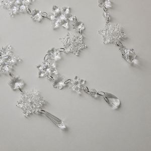 Guirlande de flocons de neige en acrylique transparent - Longue chaîne suspendue pour la décoration de l'arbre de Noël et des fenêtres - Product Image 5