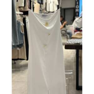 เดรสสายเดี่ยวสีขาว Fiori แบบเปิดไหล่ ความยาวปานกลาง ผ้าซาติน สายสปาเก็ตตี้ ดีไซน์หรูหราสำหรับงานกลางคืน เอวทรงธรรมชาติ สวมใส่สบาย - Product Image 2