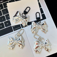 KR006 Porte-clés en métal avec fermoir mousqueton, pendentif nœud métallique brillant, breloque minimaliste et tendance pour sac à dos, pour filles au quotidien
