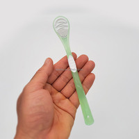 Usine professionnelle de brosses à dents en plastique propose gratte-langue double face, design antidérapant portable, couleurs personnalisées, vente en gros