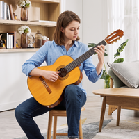 Guitare Flamenco Negra de style Reyes, fabriquée à la main, avec table en épicéa massif, dos et éclisses en palissandre de Madagascar, finition française.
