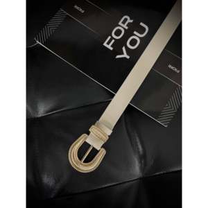 Cinturón para Mujer con Hebilla de Anillo en D Dorado, Estilo Casual de Cuero PU - Product Image 1