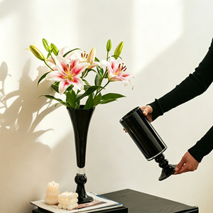 <span class=keywords><strong>Vase</strong></span> en verre noir rétro sur pied, récipient de luxe esthétique Hepburn, centre de table design de niche pour arrangement floral - Product Image 1