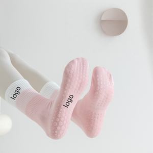 Chaussettes personnalisées pour femmes, chaussettes de Pilates antidérapantes, design à volants, chaussettes de yoga antidérapantes, logo brodé mignon pour le sport et la remise en forme - Product Image 3