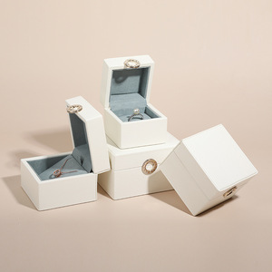 Caja de Joyería de Piel Sintética con Diseño de Trébol de Cuatro Hojas, Estilo Lujoso y Ligero, para Anillos, Collares, Pendientes y Uñas, Tipo de Cierre: Sin Cierre, Tipo de Bolsa: Sin Bolsa - Product Image 3