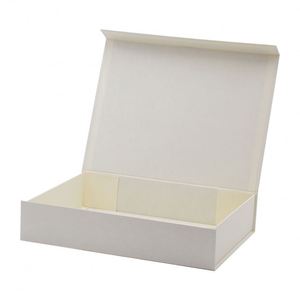 Emballage personnalisé pour vêtements de bébé et d'enfant, boîte cadeau en carton ivoire avec ruban et couvercle magnétique - Product Image 3