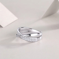Bague élégante en moissanite croisée en argent sterling 925, style torsadé avec pierres étincelantes