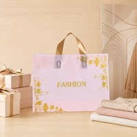 Sac de courses en plastique durable avec poignée souple, idéal pour cadeaux, vêtements et emballages.