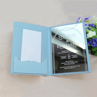 Ensemble d'invitations de mariage personnalisées avec dossier bleu clair à couverture rigide, monogramme doré et carte d'insertion aquarelle