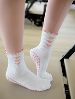 Nouvelles arrivées : Chaussettes de yoga OEM/ODM personnalisées de haute qualité, avec broderie mignonne, chaussettes antidérapantes populaires pour le Pilates, nouveau style, chaussettes ras du cou jacquard à volants