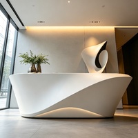 Comptoir de réception en marbre cannelé incurvé sur mesure, comptoir d'accueil d'hôtel de luxe, moderne, carré, écologique, résistant au feu et à l'eau