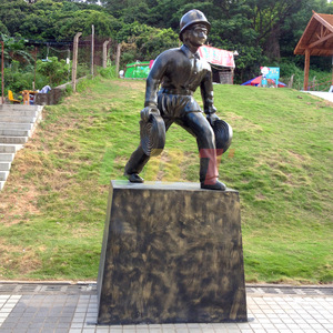 Escultura de Fibra de Vidrio Imitación Bronce, Figura para Montaje en Suelo Exterior, Diseño de Paisaje Urbano Hecho a Mano y Personalizado - Product Image 2