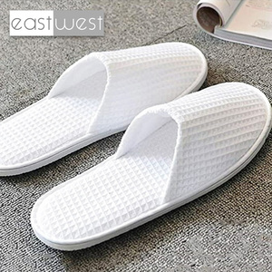 Pantuflas Desechables Blancas Unisex para Hotel, de Terciopelo Coral con Logotipo Personalizado, Suela de EVA, Marca EastWest, Hechas en China - Product Image 1