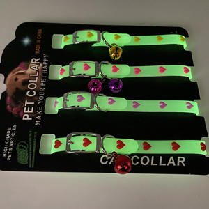Colliers rougeoyants pour animaux de compagnie de chat de motif de coeur avec des cloches brillent <span class=keywords><strong>la</strong></span> <span class=keywords><strong>nuit</strong></span> chiens chats collier Pet Glow in Dark Collar - Product Image 2