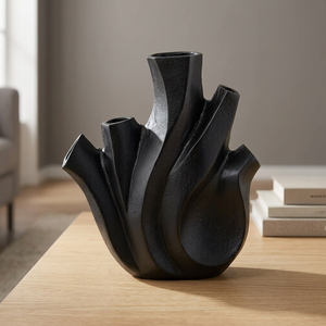 Vase de table moderne en métal noir au design géométrique fait main, forme sculpturale décorative, style sans effort - Product Image 6