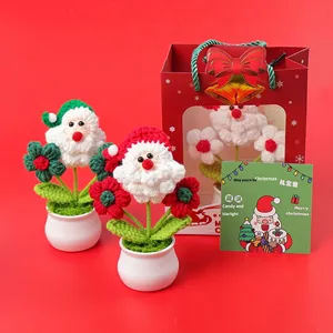 Ornement de Noël en laine crocheté à la main, petite décoration de bureau en forme de Père Noël et de roses, pour cadeau de remise de diplôme ou pour petite amie - Product Image 1