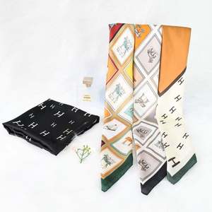 Foulard carré en soie élégant et polyvalent pour femme, imprimé trèfle à quatre feuilles, 70*70 cm, vente en gros YKH0096 - Product Image 1