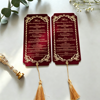 Tarjeta de Menú de Boda en Terciopelo Borgoña, con Marco Dorado Personalizado, Estilo Vintage Ornamentado con Borla, Papelería de Lujo para Menús de Banquete de Boda
