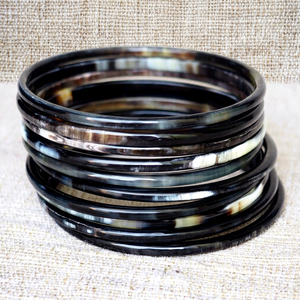 Bracelet manchette ouverte en corne de vache, fait main, poli, imitation perle, pour femme, moderne, chrétien, animalier, écologique, cadeau de mariage - Product Image 1