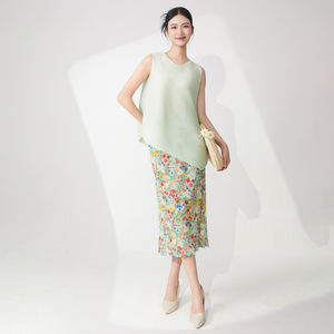 ชุดลำลองสองชิ้นสำหรับผู้หญิง ลายดอกไม้ แขนกุด ความยาวระดับข้อเท้า สไตล์มิยาเกะ ช่วยลดอายุ ดูสุดฮอตสำหรับฤดูร้อน ผ้าพลีท 100% - Product Image 1