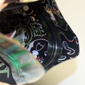 ถุงไมลาร์โฮโลแกรมแบบซิปล็อคกันกลิ่น ป้องกันเด็กเปิดได้ พิมพ์ลายตามสั่ง ขายส่ง สำหรับใส่ขนมเยลลี่ 3.5 กรัม - Product Image 5