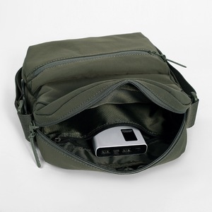 Sac bandoulière décontracté classique et tendance pour homme, personnalisable en petites séries avec logo urgent, en nylon imperméable - Product Image 4