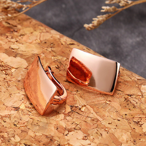 Orecchini a polsino rettangolari color oro rosa per donna, gioielli alla moda lisci e lucidi - Product Image 4