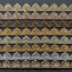 Ruban de bordure en dentelle cordonnée brodée de sequins et de fils métalliques, motif paon à arche pointue, pour saris, abayas et robes de haute couture - Product Image 2