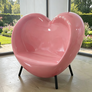 Sedia Artistica a Forma di Cuore, Scultura Romantica per Caffetterie, Ristoranti, Negozi, Boutique, Centri Commerciali e Piazze - Product Image 2