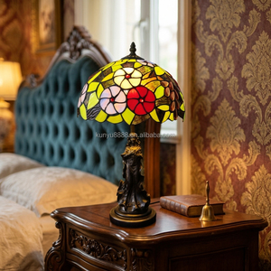 Lampe de table style Tiffany en vitrail motif raisin, abat-jour floral fait main, base statue féminine pour salon - Product Image 6