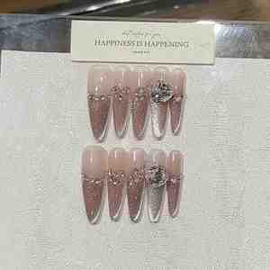 Unghie Finte di Lusso Grigio Champagne Scintillante con Effetto Occhio di Gatto e Diamanti K9 - Product Image 6