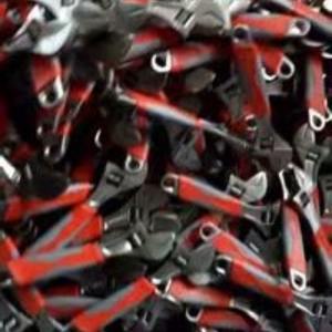 Llave Inglesa Ajustable de Acero al Carbono con Mordaza Dentada, Mango Antideslizante, Medidas en Pulgadas, Grado Industrial, 150g - Product Image 1