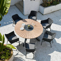 Ensemble de table et chaises de luxe personnalisé pour l'extérieur, idéal pour piscine ou jardin, parfait pour les événements.