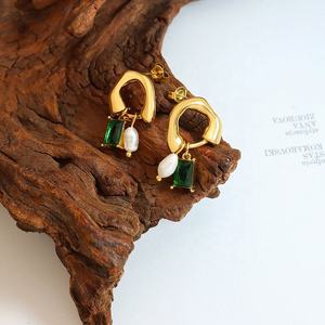 Boucles d'oreilles à clous de mode rétro européenne et américaine, élégantes, avec pendentif en cristal vert, perle d'eau douce, design géométrique unique, tendance dorée - Product Image 4