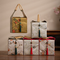 Sac cadeau en tissu brodé de luxe avec poignée en bambou et pompon pour l'emballage de cadeaux du Ramadan, du Nouvel An chinois et des fêtes