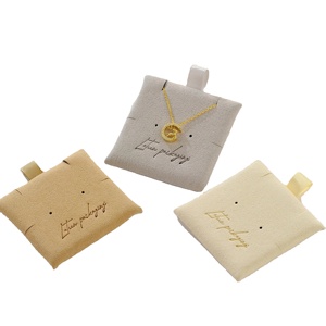 Carte de présentation personnalisée en microfibre pour bijoux (boucles d'oreilles, colliers) – Emballage en microfibre pour bijoux fins - Product Image 1