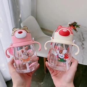 Botella de agua colorida para niños con pajita, asa antideslizante de plástico, diseño de dibujos animados para niños pequeños y preescolares - Product Image 1