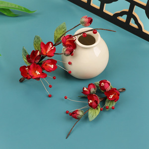 Conception originale, faite à la main, épingle à cheveux en velours rouge éthéré à motif de fleur de prunier, parfaite pour les costumes traditionnels chinois et le Hanfu. - Product Image 4