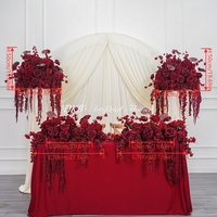 DKB Crafts, chemin de table en fleurs artificielles bordeaux personnalisé, arrangement floral rouge classique pour la décoration de la table de mariage