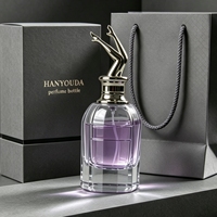Flacon de parfum sculptural de luxe avec pulvérisateur à pompe, design estampé et gravé or, logo personnalisé, corps en verre transparent