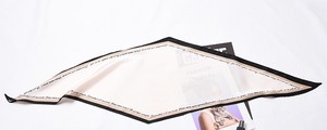 Écharpe en soie de style somptueux pour femmes avec motif de diamant de couleur contrastée - Product Image 4