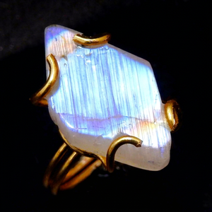 Bague en pierre de lune arc-en-ciel blanche naturelle, plaquée or 14 carats, fil de cuivre enroulé, réglable, faite à la main, certifiée, tendance - Product Image 1