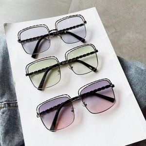 แว่นกันแดดทรงสี่เหลี่ยมสำหรับผู้หญิงทันสมัย กรอบทอง ขาแว่นแบบโซ่ ป้องกันรังสียูวี เลนส์ประเภท 3 AC - Product Image 3