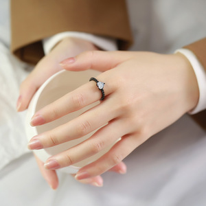Anillo de Acero Inoxidable para Mujer, Diseño Único con Corazón Incrustado en Circonia Cúbica, Banda de Metal Pulido, Elegante para Uso Diario y Fiestas - Product Image 6
