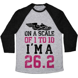 En una escala de 1 a 10, soy una camiseta de béisbol unisex de mezcla triple 26.2. - Product Image 4