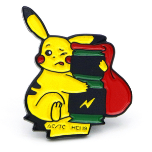 Épinglette en émail de <span class=keywords><strong>la</strong></span> mascotte souris électrique Manga, motif batterie, en alliage de zinc, personnalisable avec logo, sans MOQ, vente en gros - Product Image 1