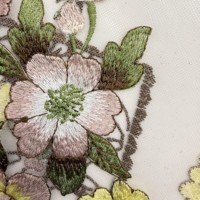 Tissu en dentelle brodée de fleurs roses et jaunes de style vintage |   Tissu en maille légère et transparente pour robe d'été, chemisier et tenue de soirée