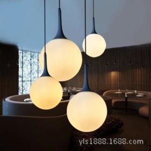 Lustre suspendu en verre minimaliste moderne, rond, blanc, à une seule tête, pour l'éclairage des restaurants et des magasins - Product Image 5